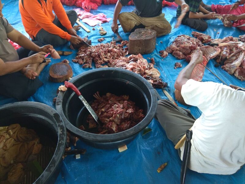 The team from both SG Aqiqah and pondok pesantren work tirelessly to cut the Qurban meat and packed.