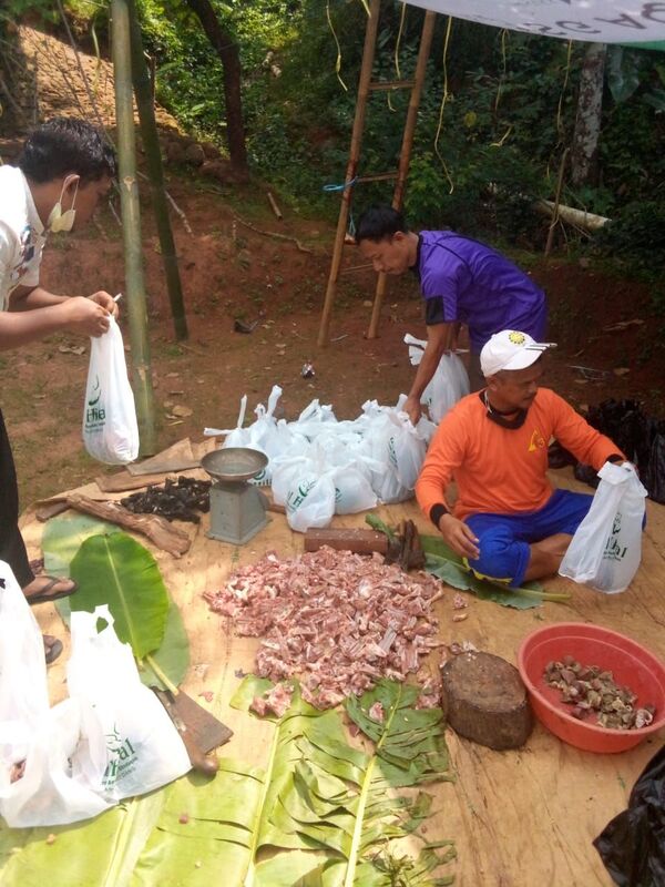 Preparing the Qurban meat in plastic bags for distribution